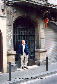 En la puerta de la casa familiar de la Barceloneta, calle Atl&aacute;ntida 31.