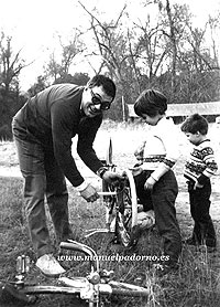 Manuel con Ana T. y Patricia, 1969.