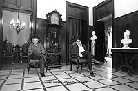 Manuel Padorno y Pepe Alem&aacute;n en la Plaza de Cairasco 3, antes de que se llenara de cuadros y papeles, 1986.