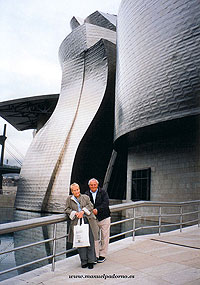 Josefina y Manuel en el Guggenheim, Bilbao, 2001.