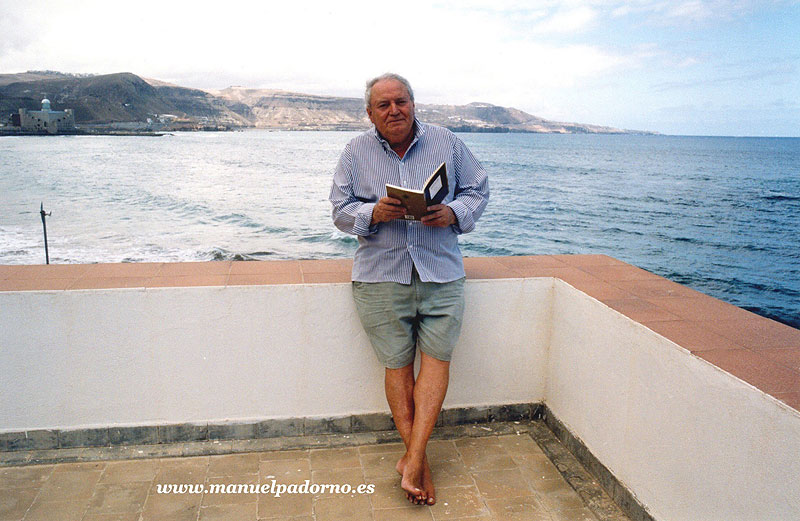 Manuel Padorno leyendo en la azotea de Punta Brava Manuel Padorno leyendo en la azotea de Punta Brava