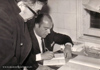 Manuel con Jaime Gil de Biedma firmando su libro de la colecci&oacute;n Poes&iacute;a para todos, 1968.