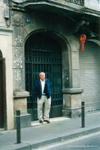 En la puerta de la casa familiar de la Barceloneta, calle Atl&aacute;ntida n&ordm;31